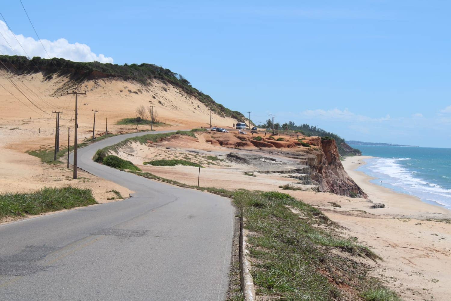Estrada com dunas, falésias e mar a caminho de Pipa